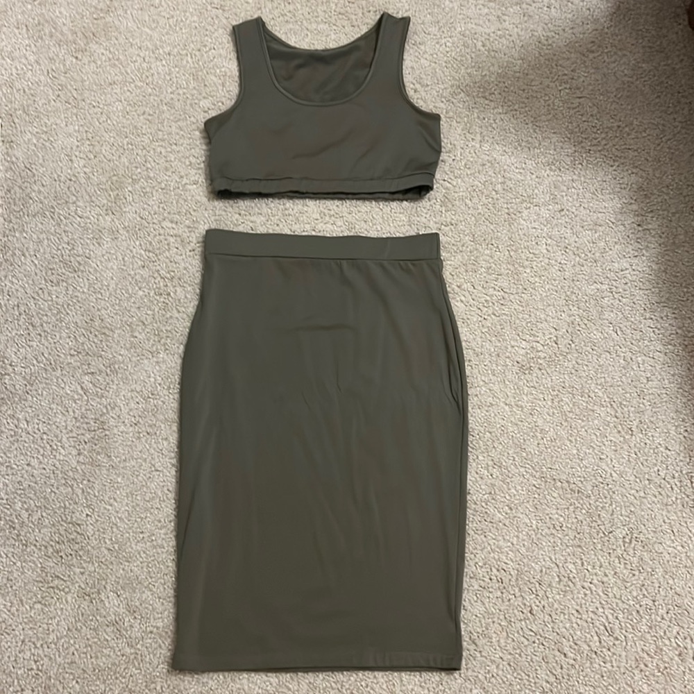 Two piece skit set